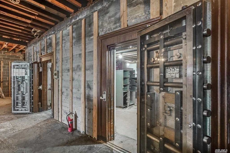 More Photos Of 147 S Wellwood Ave, Lindenhurst Restaurant For Lease