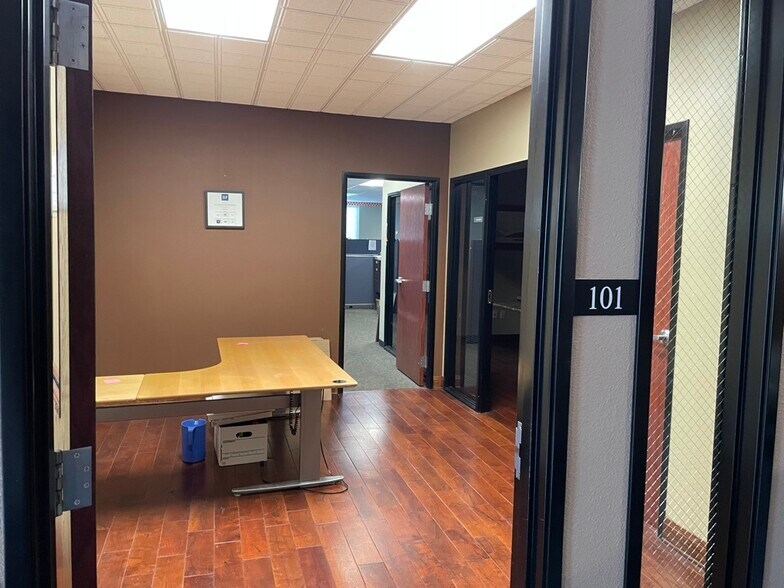 More Photos Of 6615 Vaught Ranch Rd, Austin Office Residential For Lease