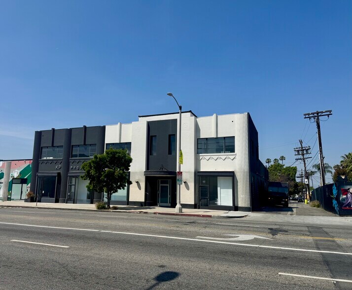 More Photos Of 633 N La Brea Ave, Los Angeles General Retail For Lease