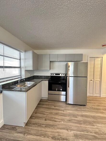 More Photos Of 2314 Polk St, Hollywood Apartments For Sale