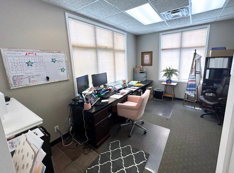 More Photos Of 1721 McIntosh Dr, Bowling Green Office For Sale