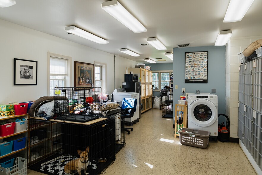 More Photos Of 2502-2514 SW 4th ave, Ontario Veterinarian Kennel For Sale