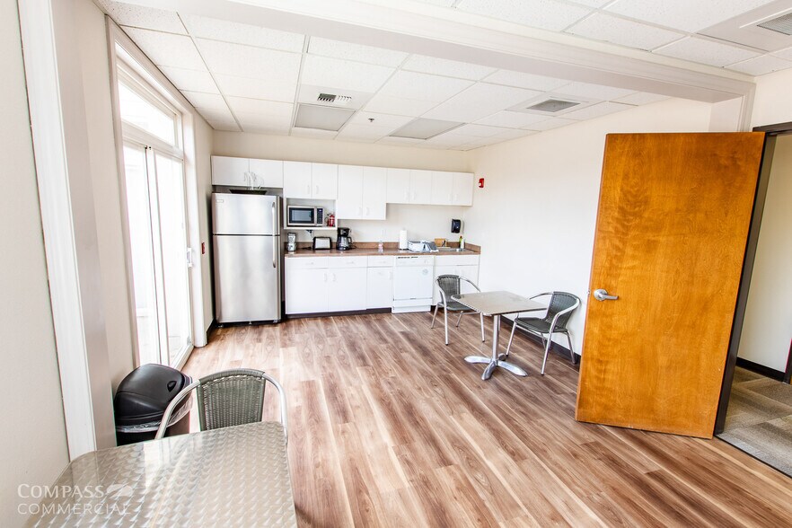 More Photos Of 300 SE Reed Market Rd, Bend Office For Lease