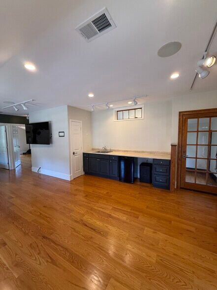 More Photos Of 931 Main St, South Glastonbury Office For Lease