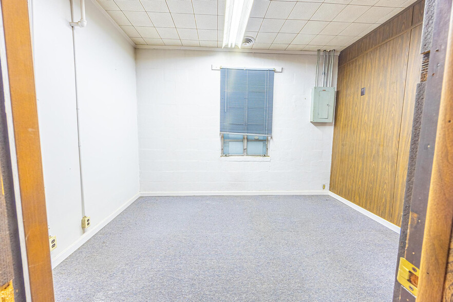 More Photos Of 213 W 1st St, Huntingburg Warehouse For Lease