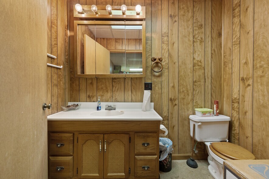 More Photos Of 7 Hills Rd, Newark Warehouse For Sale