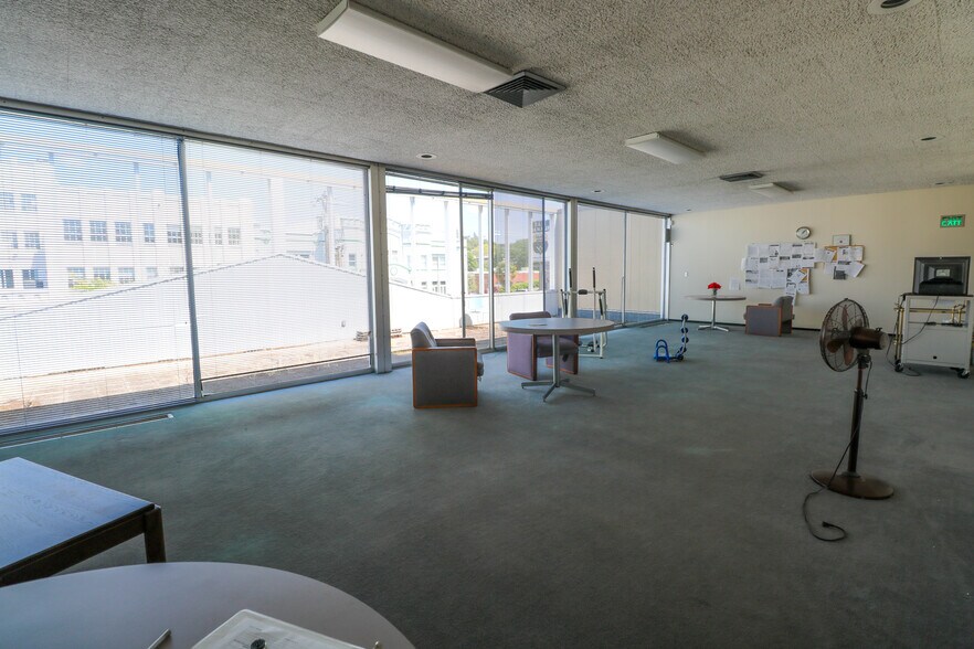 More Photos Of 619 SE Main St, Roseburg Bank For Sale