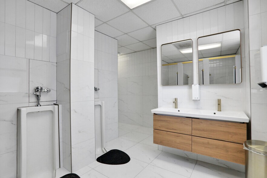 More Photos Of 300 W Adams St, Jacksonville Office For Sale