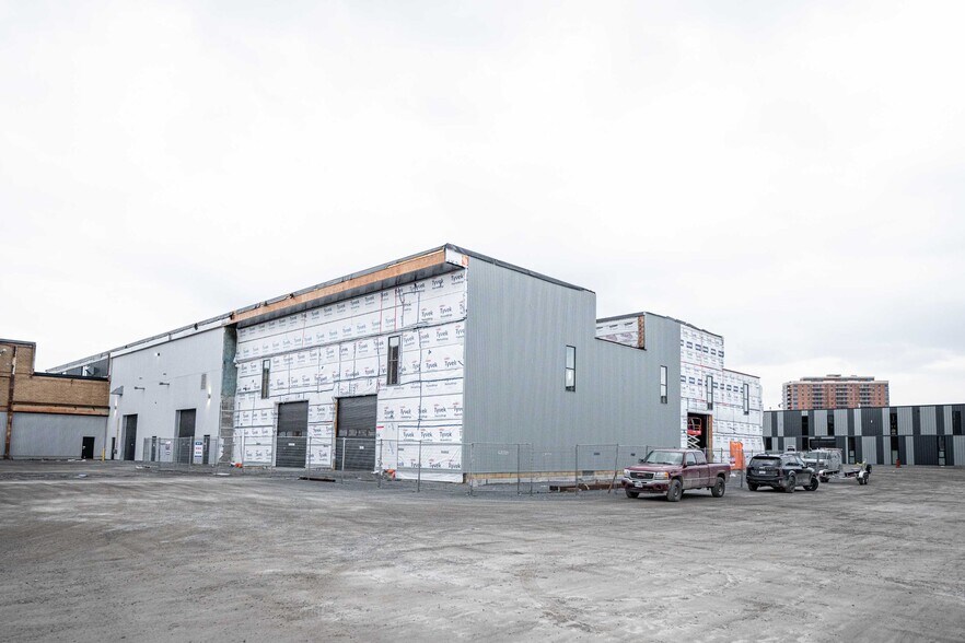 More Photos Of 785 Sir John A Macdonald Blvd, Kingston Distribution For Lease