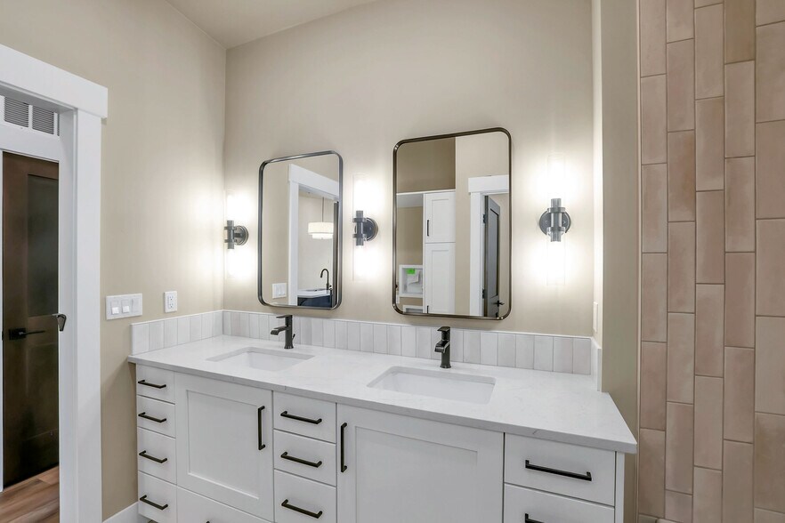 More Photos Of 217 Simmons St, Mccall Showroom For Sale