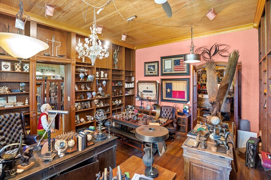 More Photos Of 310 N Mound St, Nacogdoches Flex For Sale