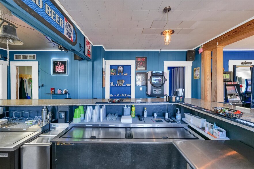 More Photos Of 207 E Main St, Toledo Bar For Sale