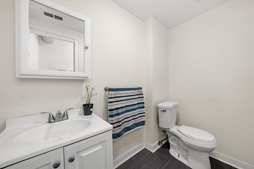 More Photos Of 1056 N Ashland Ave, Chicago Storefront Retail Residential For Lease