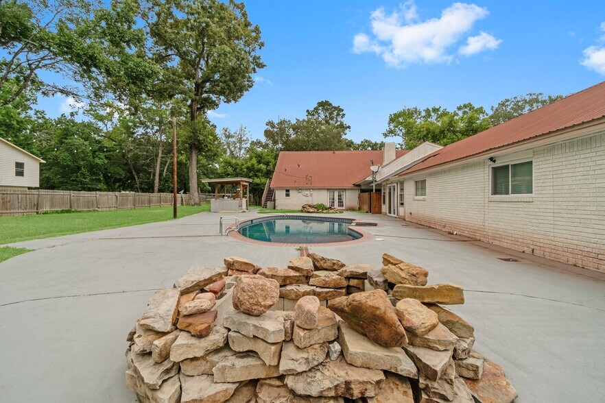 More Photos Of 2042 Teal Dr, Spring Dormitory For Sale