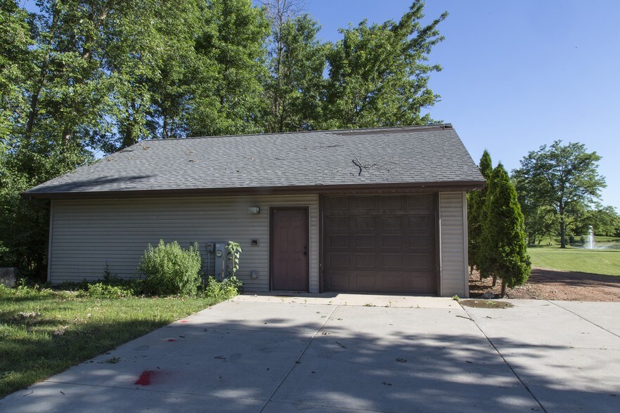 More Photos Of 2401 S Memorial Dr, Appleton Office For Lease