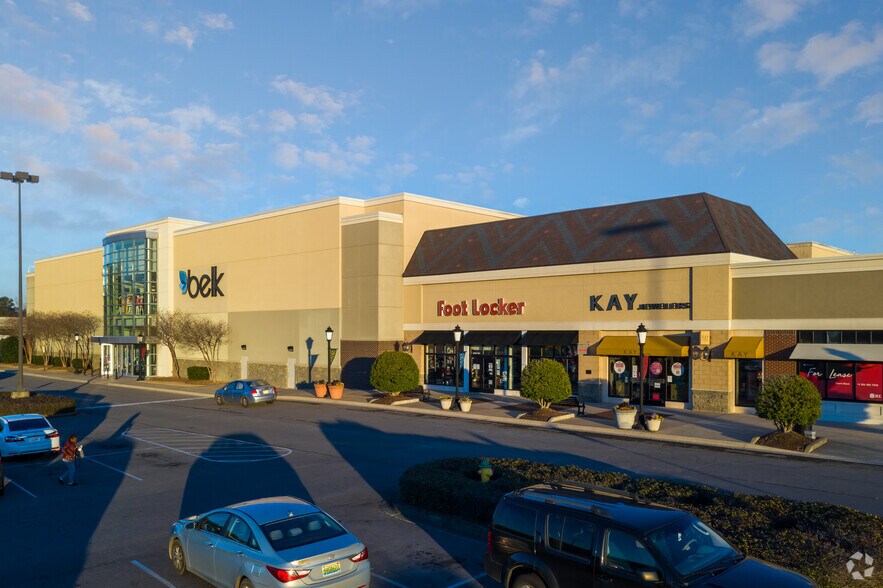 More Photos Of 5000-5084 Pinnacle Sq, Birmingham Storefront For Lease