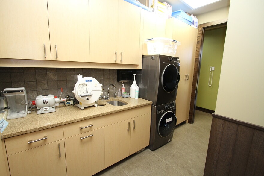 More Photos Of 5212 48 St, Red Deer Office For Lease