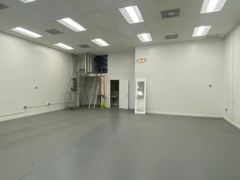 More Photos Of 3902 Burns Rd, Palm Beach Gardens Light Manufacturing For Lease