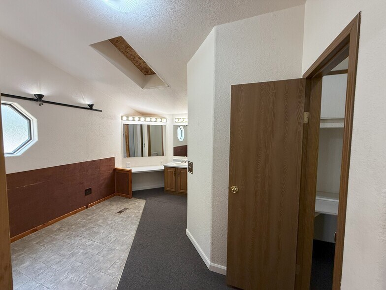 More Photos Of 1554 Amsterdam Rd, Belgrade Office For Lease