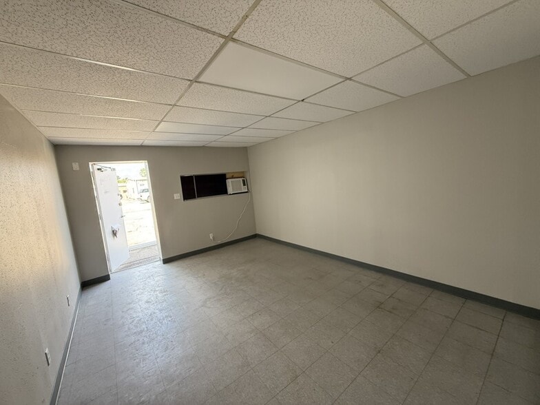 More Photos Of 13329 Veterans Memorial Dr, Houston Unknown For Lease