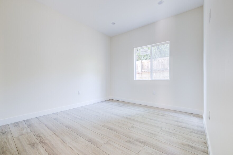 More Photos Of 2947 West Blvd, Los Angeles Apartments For Sale