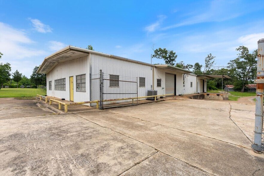 More Photos Of 2524 US Highway 96 N, Center Warehouse For Sale