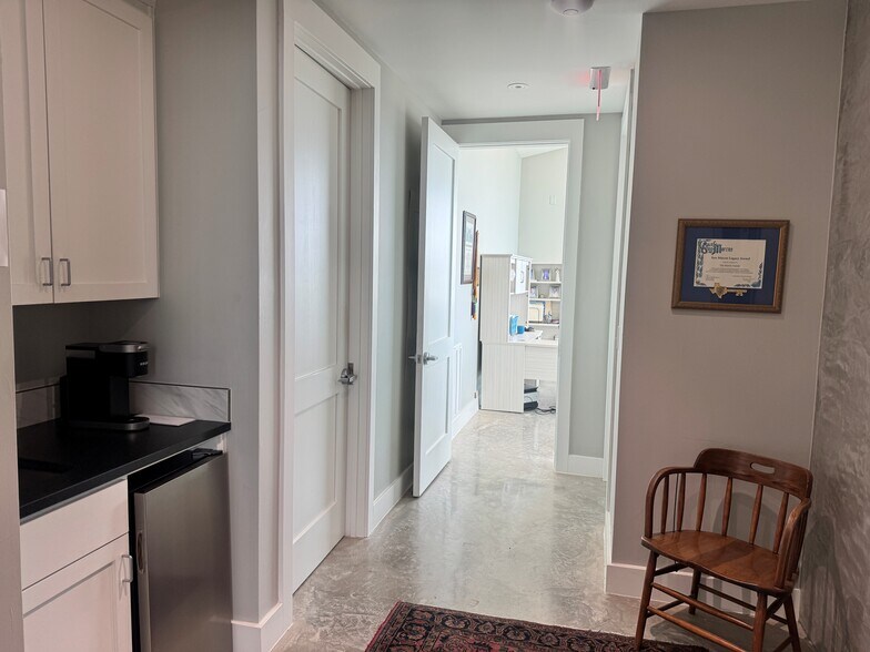 More Photos Of 330 Wonder World Dr, San Marcos Loft Creative Space For Sale
