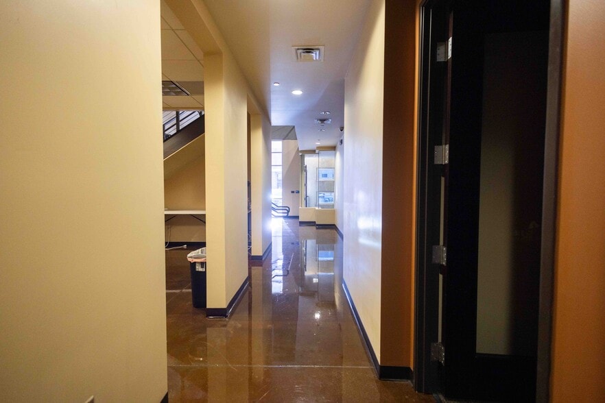 More Photos Of 2222 W Parkside Ln, Phoenix Light Manufacturing For Sale