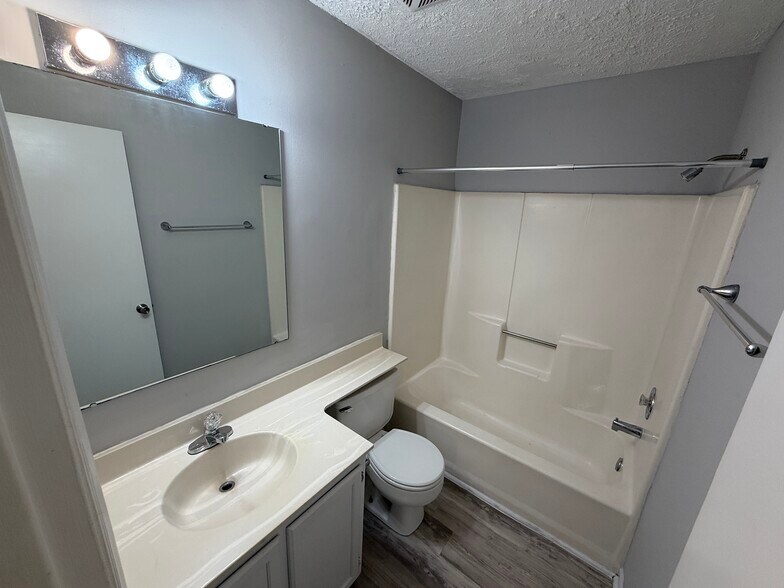 More Photos Of 201-217 Sunn Aire Ct, Wilmington Apartments For Sale