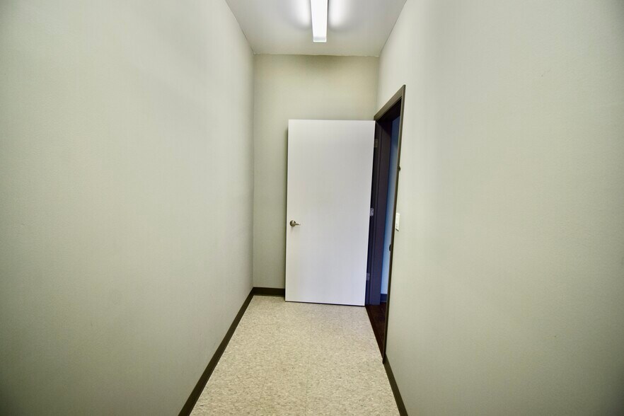 More Photos Of 208 Parkinson St, Normal Office For Lease