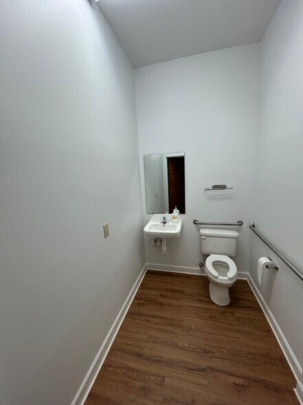 More Photos Of 1934 16th St NE, Hickory Freestanding For Lease