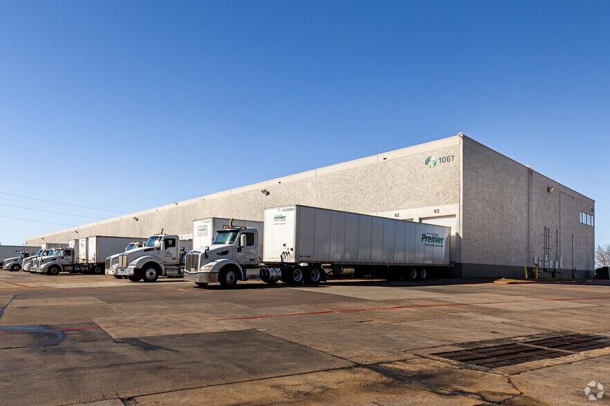 More Photos Of 1061 Texan Trl, Grapevine Distribution For Lease