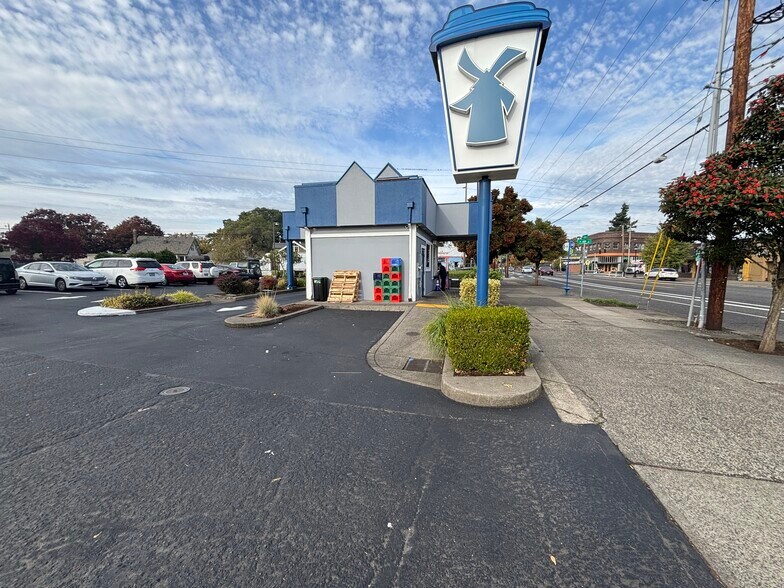 More Photos Of 6828-6868 SE Foster Rd, Portland Unknown For Lease