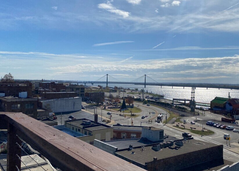 More Photos Of 200 W 3rd St, Alton Office For Lease