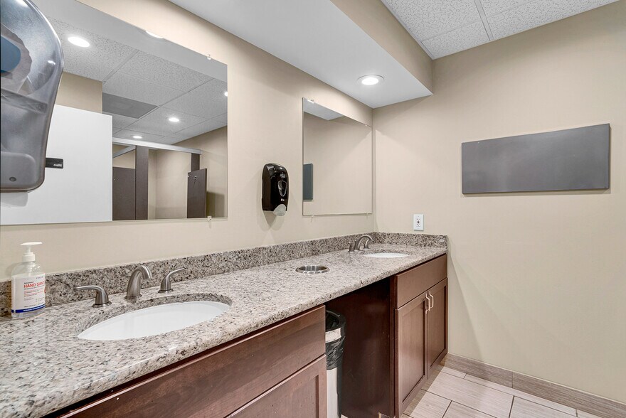 More Photos Of 5666 Seminole Blvd, Seminole Office For Sale