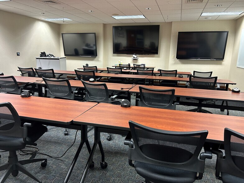 More Photos Of 1221 John Q Hammons Dr, Madison Office For Lease