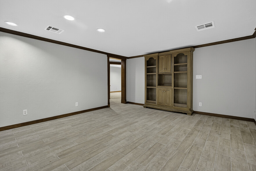 More Photos Of 2127 SE 44th St, Oklahoma City Service For Sale