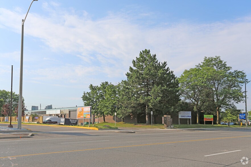 More Photos Of 1 Westside Dr, Toronto Light Distribution For Lease