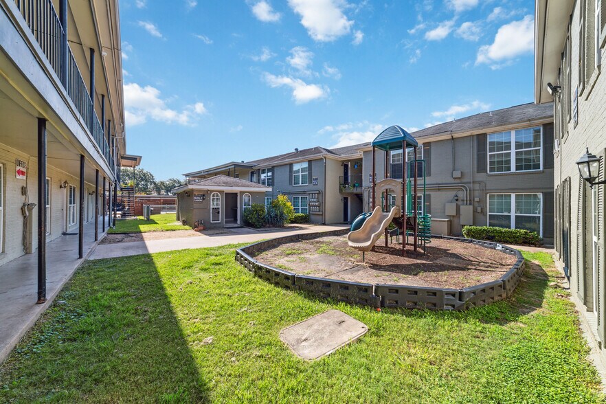 More Photos Of 8330 Carvel Ln, Houston Apartments For Sale