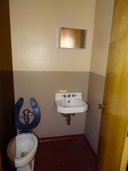 More Photos Of 417 E Sunbury St, Shamokin Storefront Retail Office For Sale