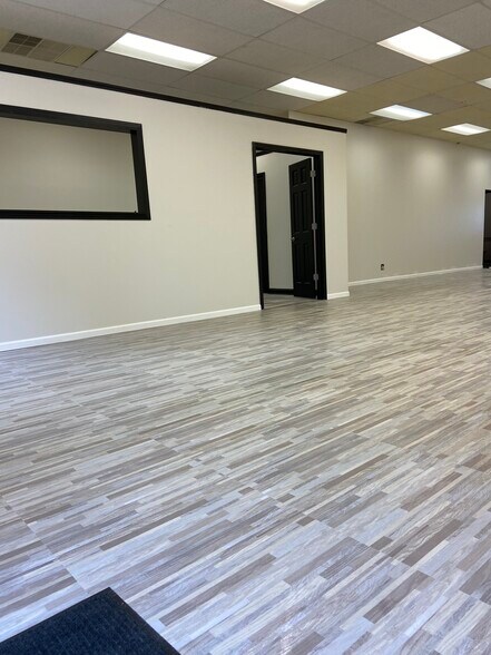 More Photos Of 517 N Lake Ave, Twin Lakes Showroom For Lease