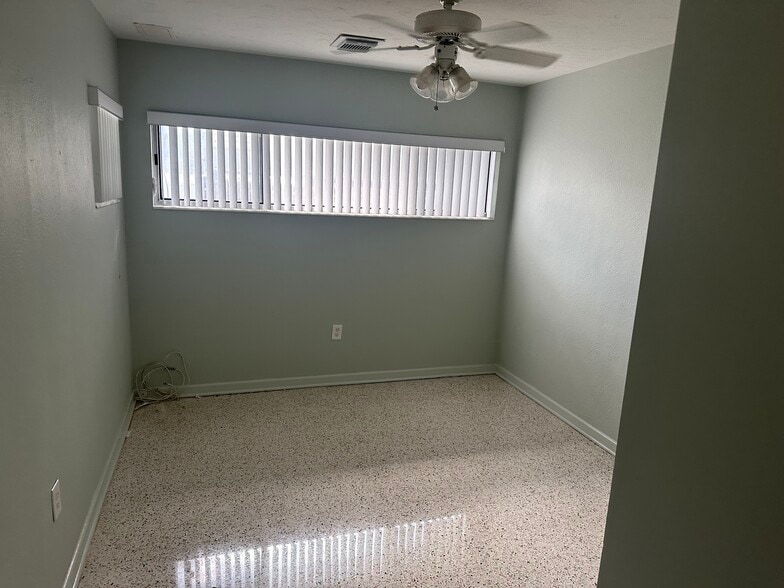 More Photos Of 3111 26th St W, Bradenton Flex For Sale