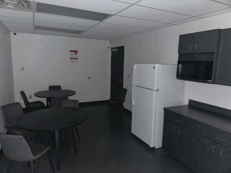 More Photos Of 400 N Riverside Dr, Fort Worth Auto Dealership For Sale