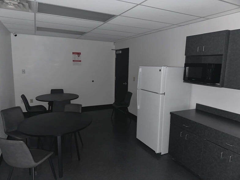 More Photos Of 400 N Riverside Dr, Fort Worth Auto Dealership For Lease