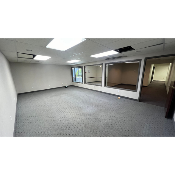 More Photos Of 900 N Lehigh St, Baltimore Light Distribution For Lease