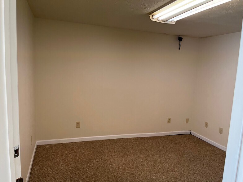 More Photos Of 630 Charles St, Staunton Light Distribution For Sale