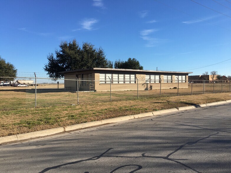 More Photos Of 3800 Deen Rd, Fort Worth Warehouse For Sale