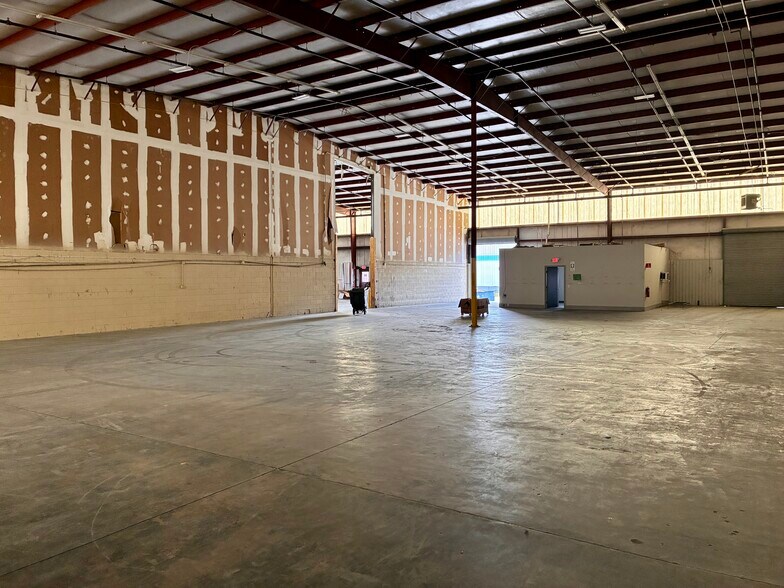 More Photos Of 5516 Export Blvd, Garden City Warehouse For Lease