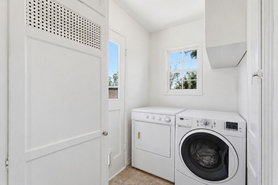More Photos Of 521 Venice Way, Venice Apartments For Sale
