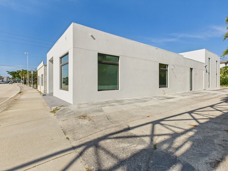 Primary Photo Of 1111 5th Ave S, Naples Freestanding For Sale